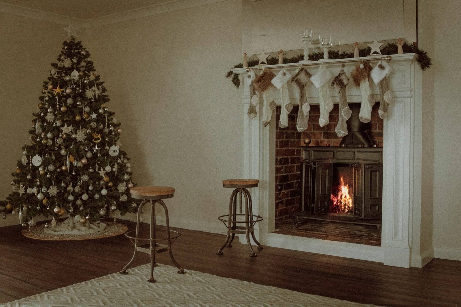 Kamin mit Weihnachtsbaum und Barhockern