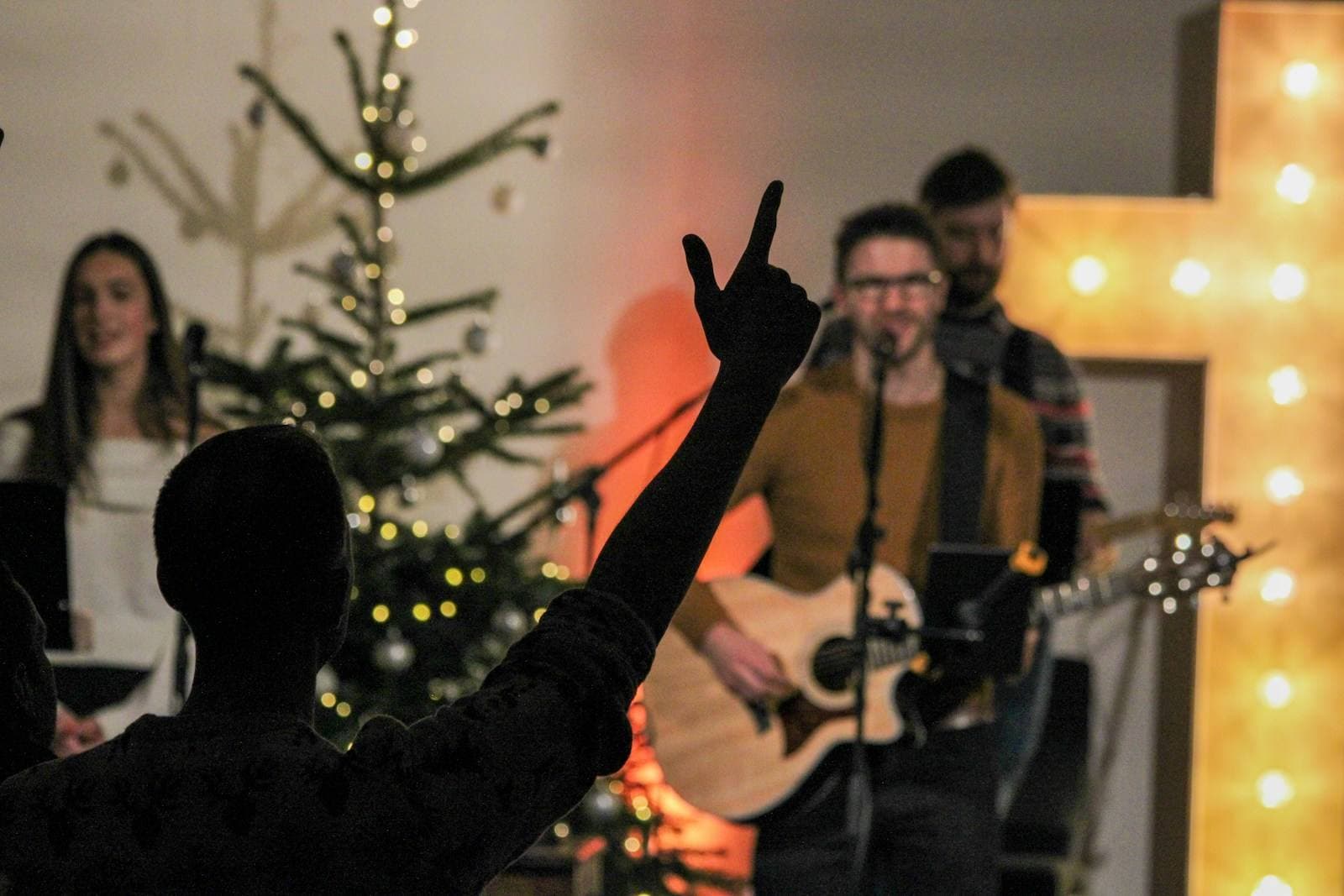 Band spielt live neben einem Weihnachtsbaum