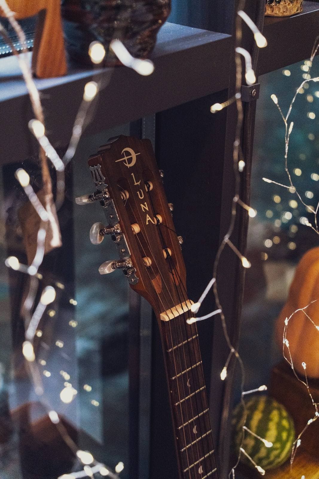 Akustikgitarre zwischen Lichterketten