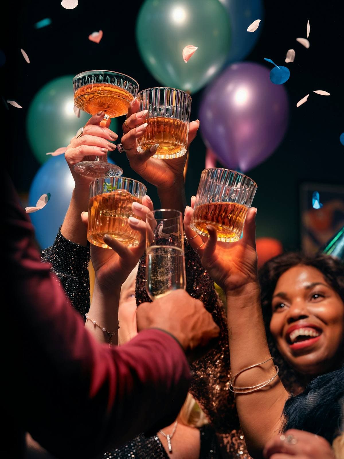 Gäste stoßen auf einer Party mit Luftballons an